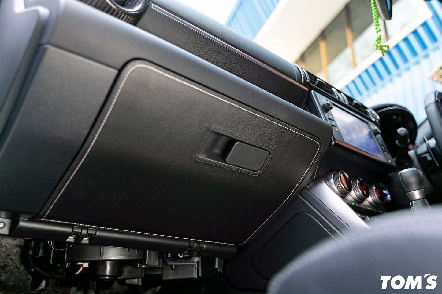Glove box protector for GR86 and BRZ
Available in white or red stitching to match the oem stiching